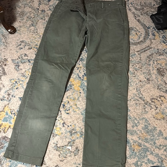 Uniqlo 31” men’s chinos green - Picture 2 of 2